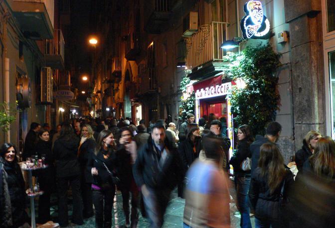 Finestra con vetro isolante installata in abitazione urbana a Napoli, soluzione studiata per ridurre i rumori esterni e migliorare il comfort interno in zone ad alta frequentazione.