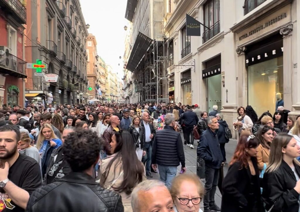 Vista urbana di Napoli con edifici residenziali affacciati su strada trafficata, esempio di contesto cittadino dove l’isolamento acustico degli infissi incide sul comfort abitativo.