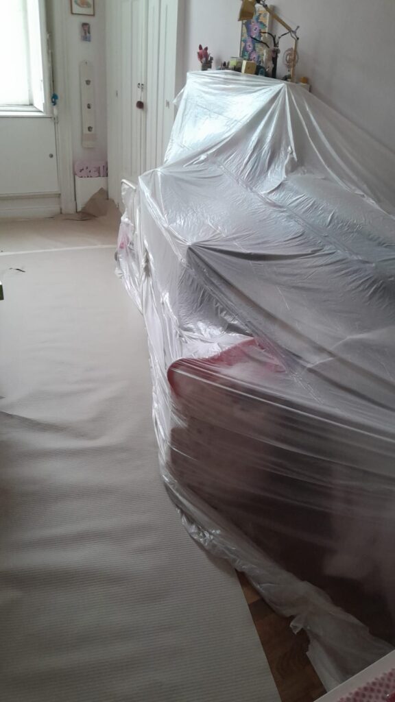 Telo protettivo steso prima dei lavori in casa