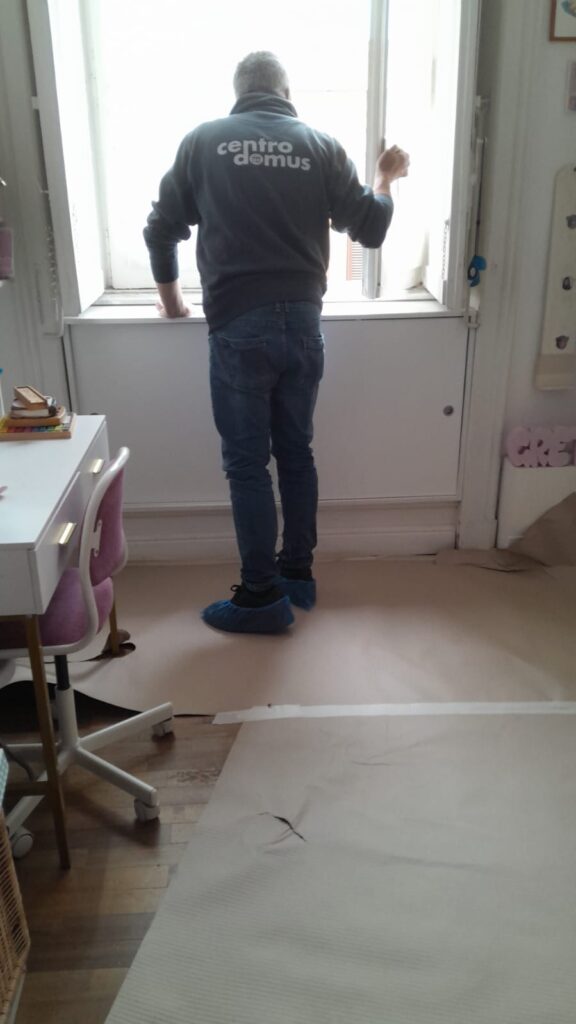 Tecnico che indossa copriscarpe durante i lavori