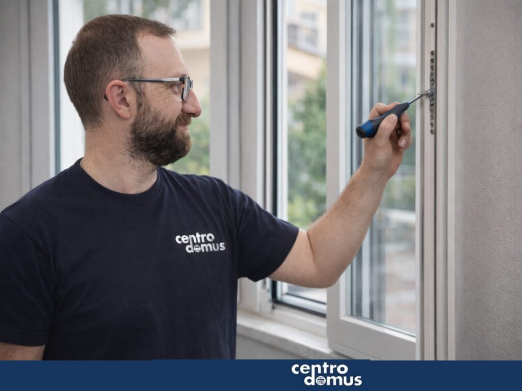 tecnico Centro Domus durante intervento di assistenza post-vendita infissi