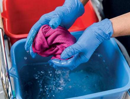 Risciaquare con acqua tiepida