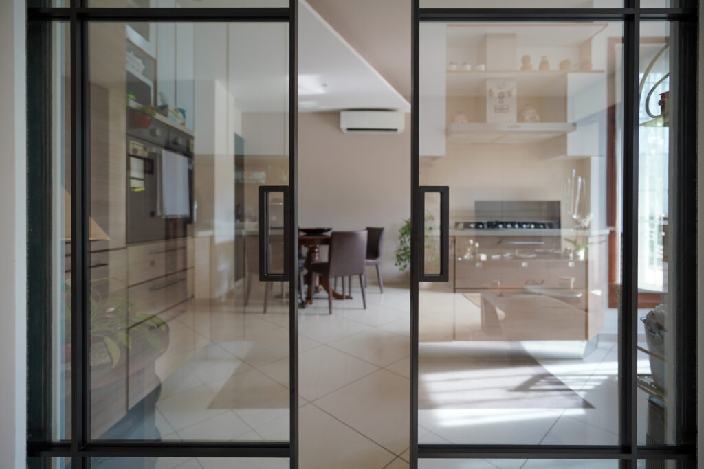 Porte Henry Glass con profili sottili e vetro moderno