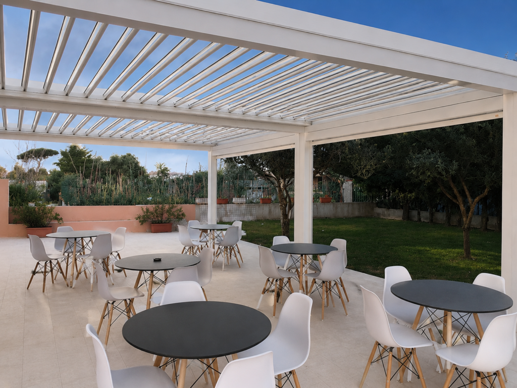 Pergola bioclimatica Procida con tavoli e sedie per B&B