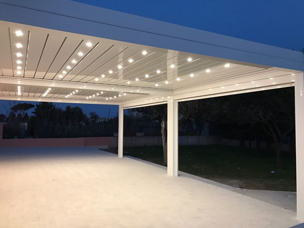 Pergola bioclimatica Procida illuminata nelle ore serali