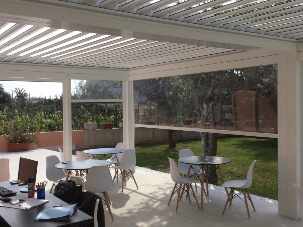 Pergola bioclimatica Procida con chiusure Crystal trasparenti