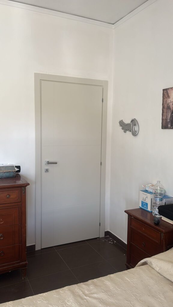 Camera da letto dopo sostituzione porte interne Napoli Soccavo